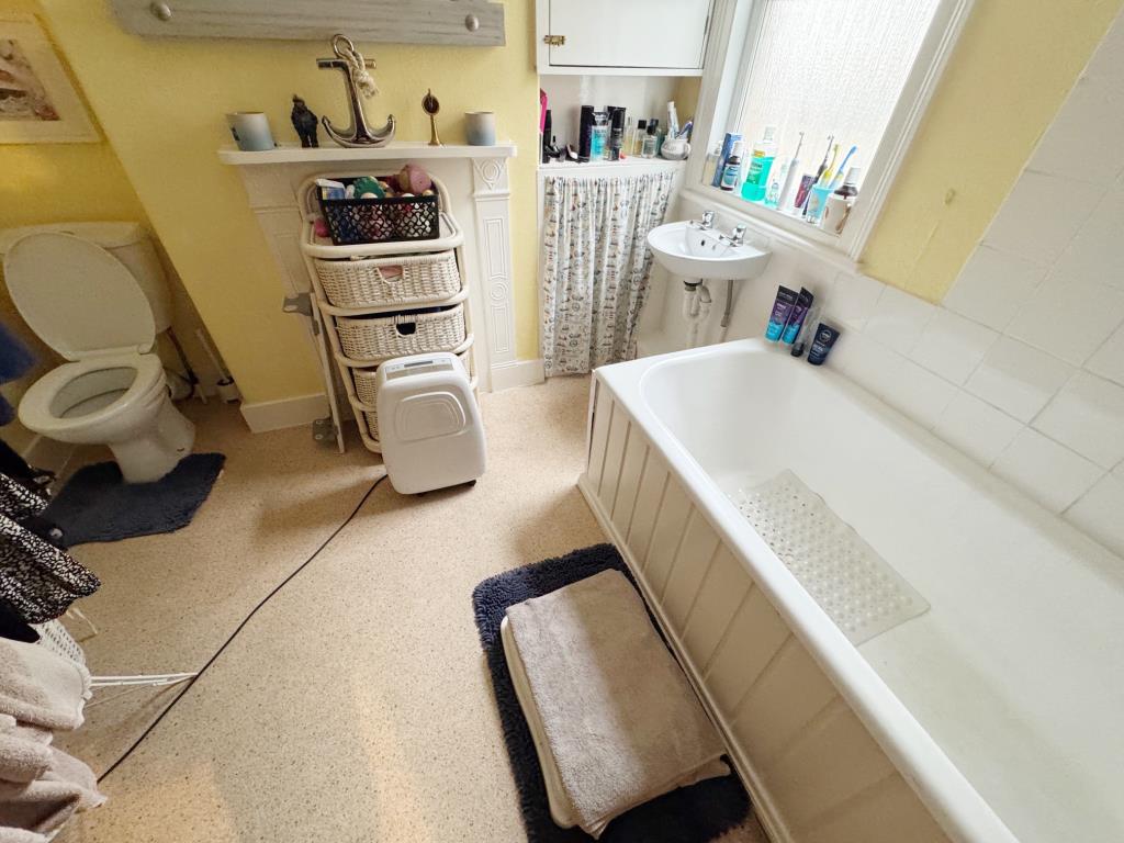Lot: 44 - BAY FRONTED HOUSE FOR INVESTMENT - Bathroom